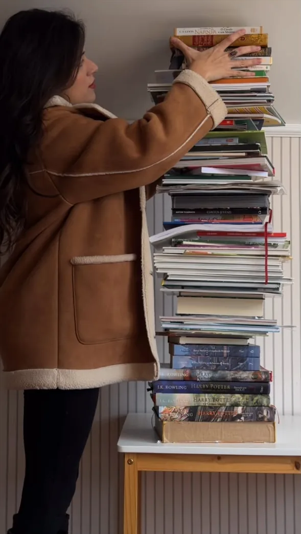 A pilha dos 80 livros que a Aurora leu em seis meses.